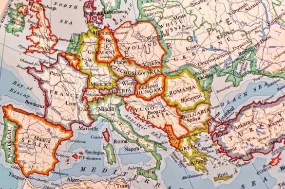 Où se trouve l'Albanie par rapport à la France ? Regardez bien cette carte étonnante