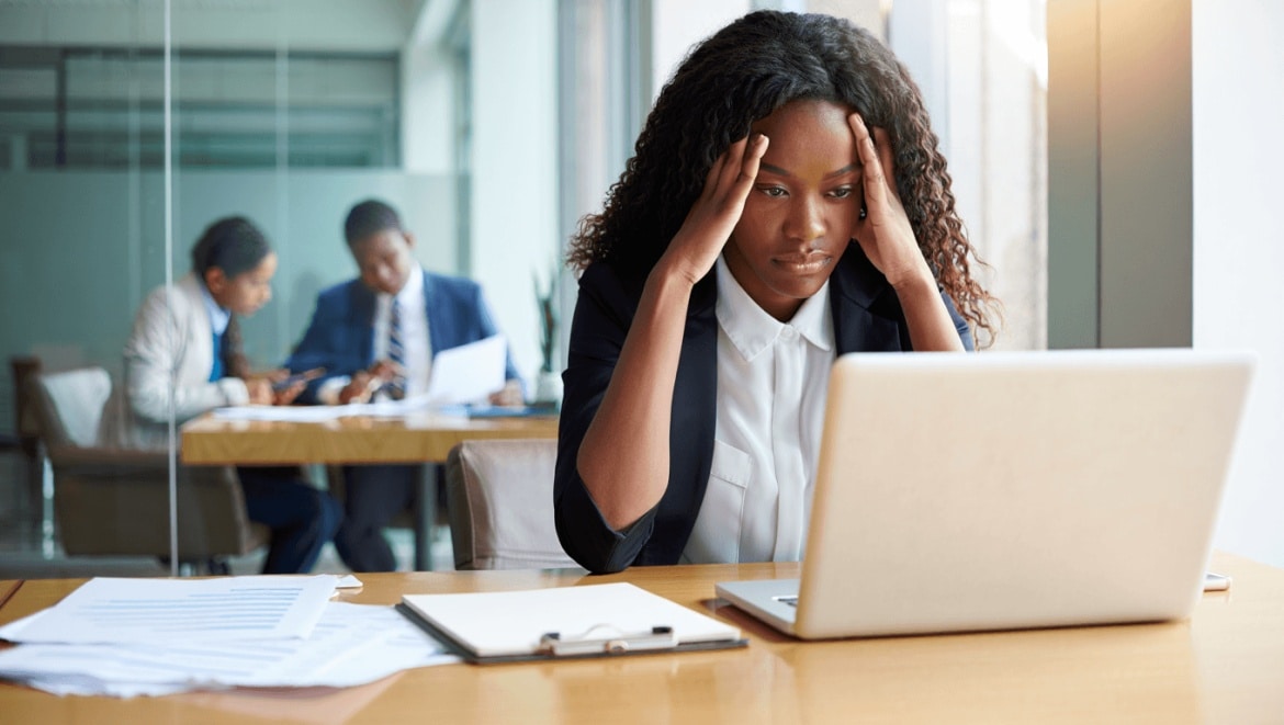 Pour mieux de quoi il s’agit, voici une définition simple de la discrimination au travail. La discrimination au travail est le fait de traiter un salarié différemment des autres à cause de son âge, de son apparence physique, de son handicap ou de sa religion