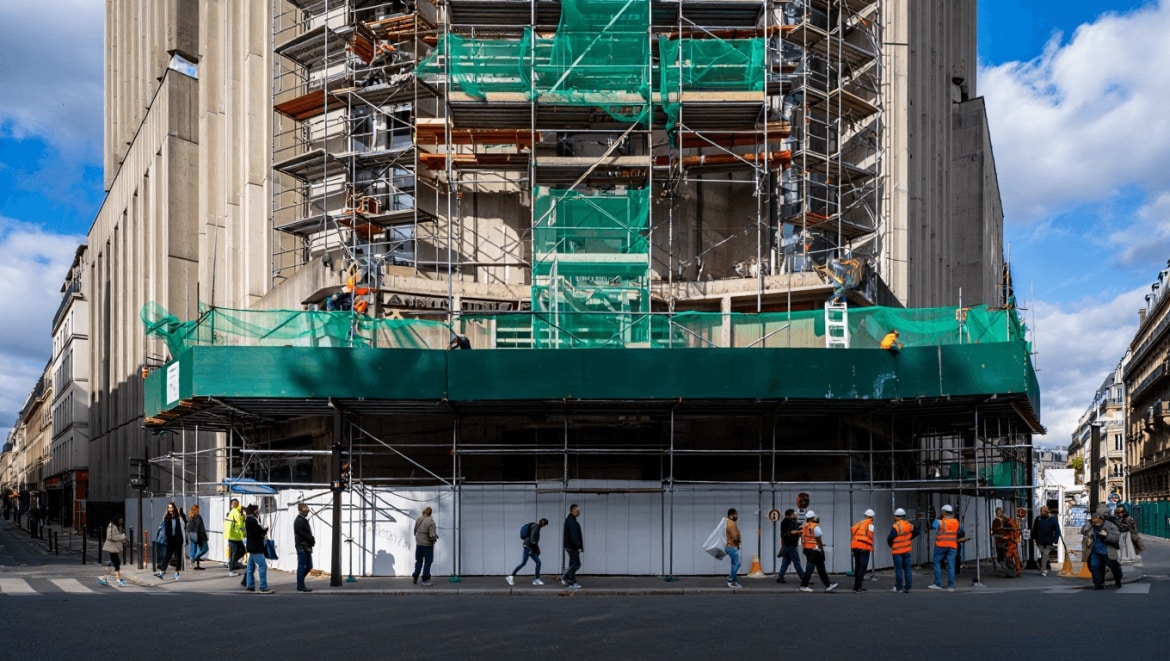 Après des décennies de désamour, la tour Montparnasse entame son relooking écologique à 600 millions d'euros