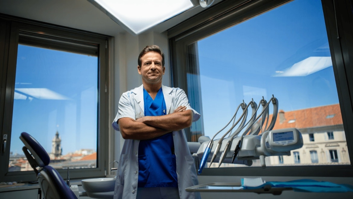 Combien gagne Mathieu, dentiste de 34 ans à Toulouse, il nous dévoile son salaire et tous ses avantages
