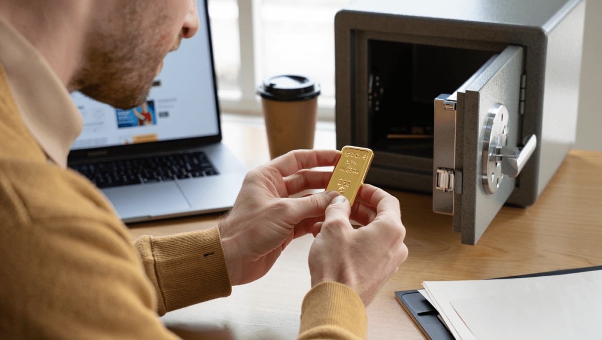 Il achète un coffre-fort sur internet et tombe… sur un lingot d'or de 33 000 euros !
