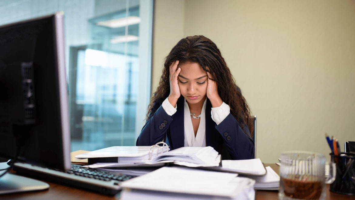 femme-ordinateur-portable-travailler-regarder