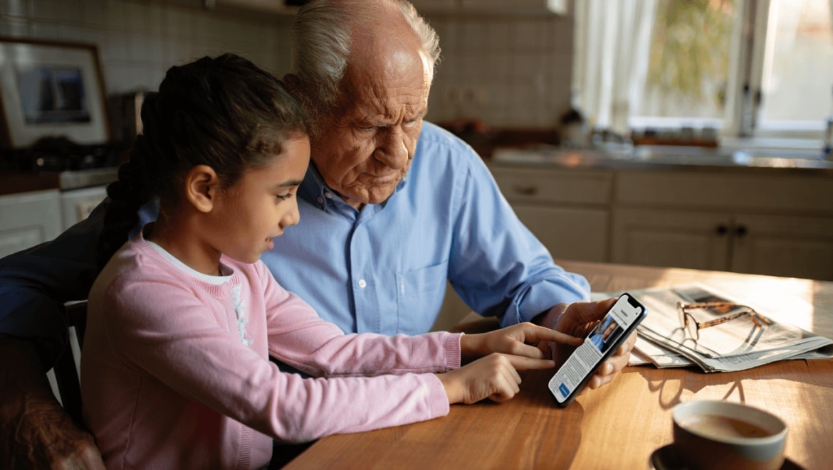 Face à la désinformation et au complotisme, il faut sauver nos grands-parents crédules