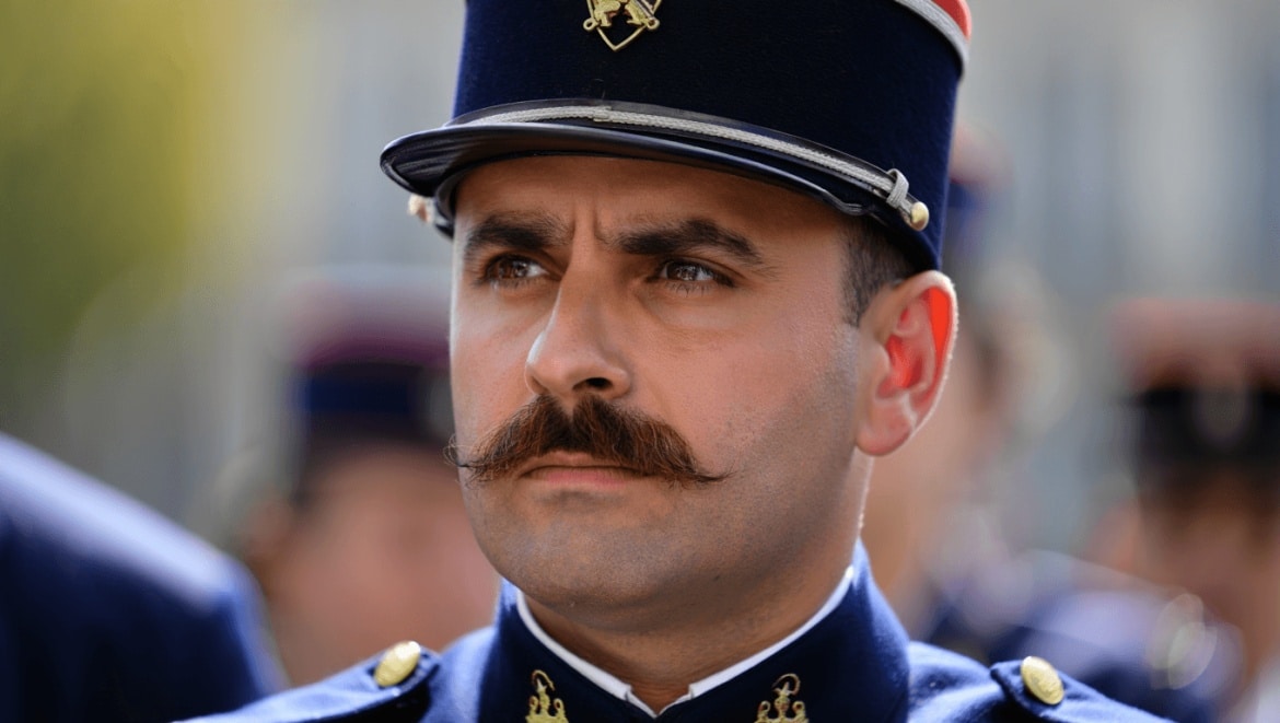 Pourquoi les gendarmes avaient-ils pour obligation de porter la moustache jusqu'en 1933?