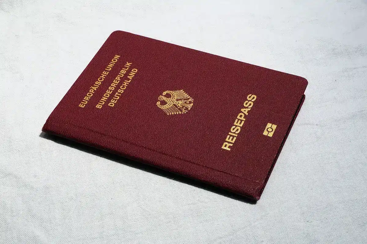 Dossier de pièces à fournir : pièce d'identité, justificatif de domicile, relevé bancaire et contrats