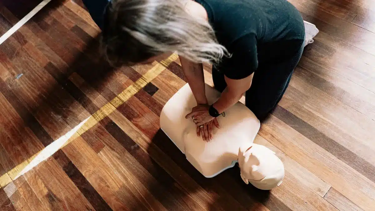 Médecin établissant un certificat médical d'incapacité de travail pour une victime