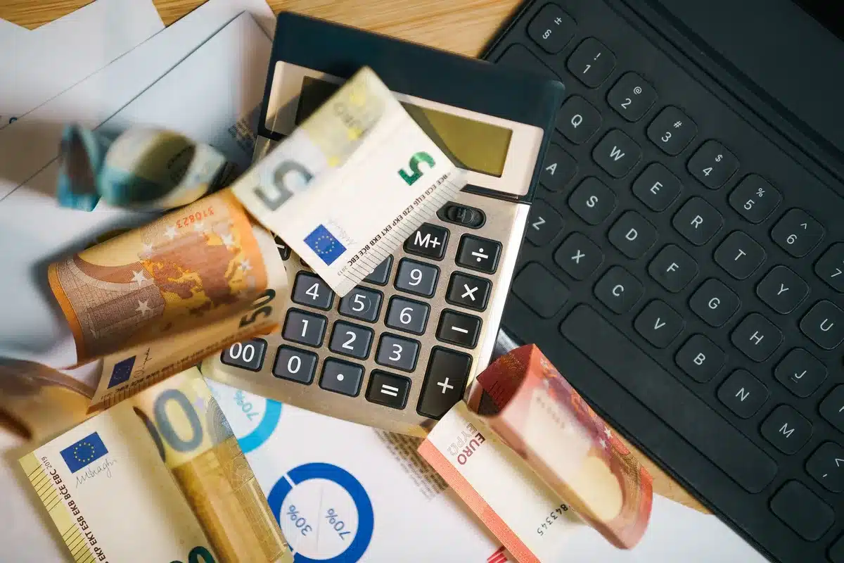 Dossiers d'assurance maladie et factures médicales empilés sur un bureau