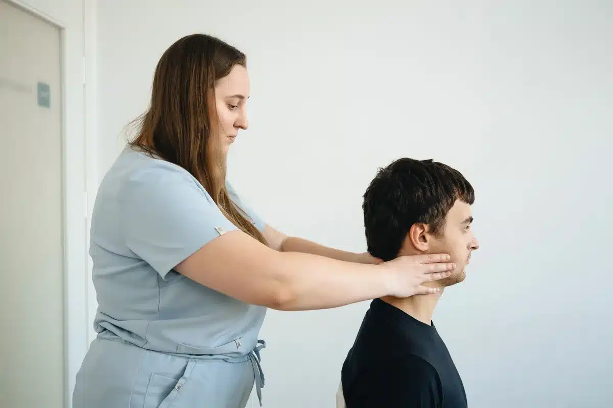Patient et professionnel de santé en consultation discutant d'un plan de traitement