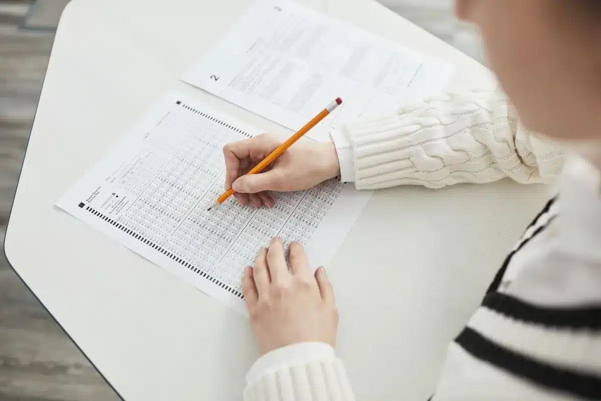 Étudiant complétant un questionnaire à choix multiple lors d'un examen
