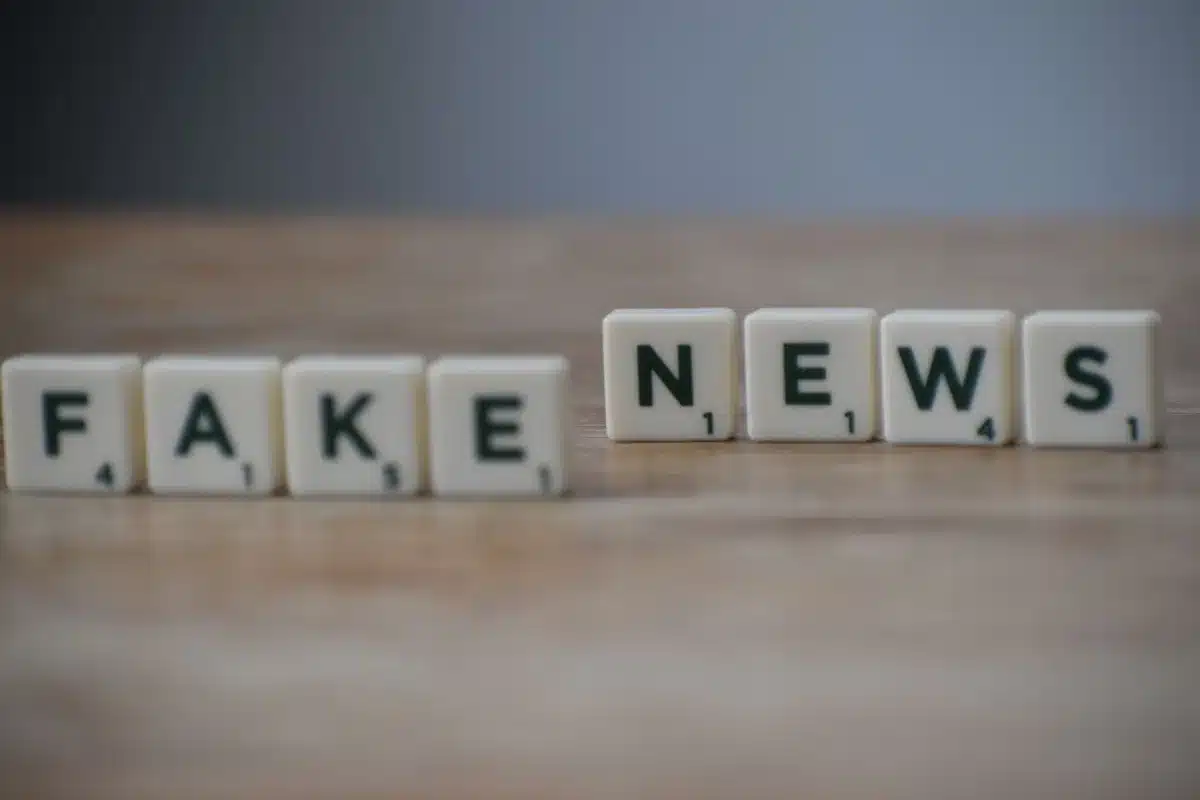 Écran montrant la diffusion d'informations fausses sur les réseaux sociaux