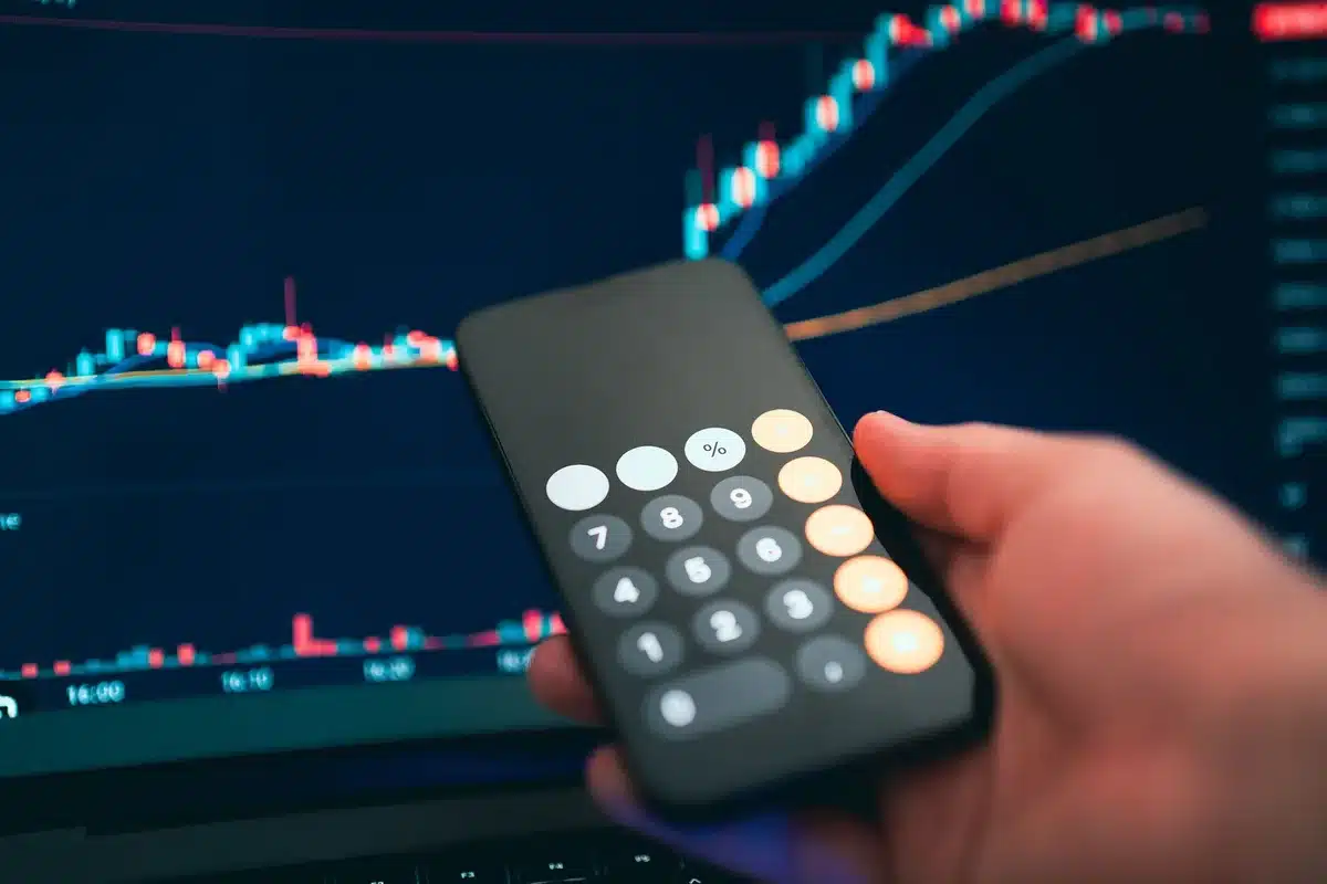 Investisseur examinant son portefeuille et ses stratégies d'allocation d'actifs
