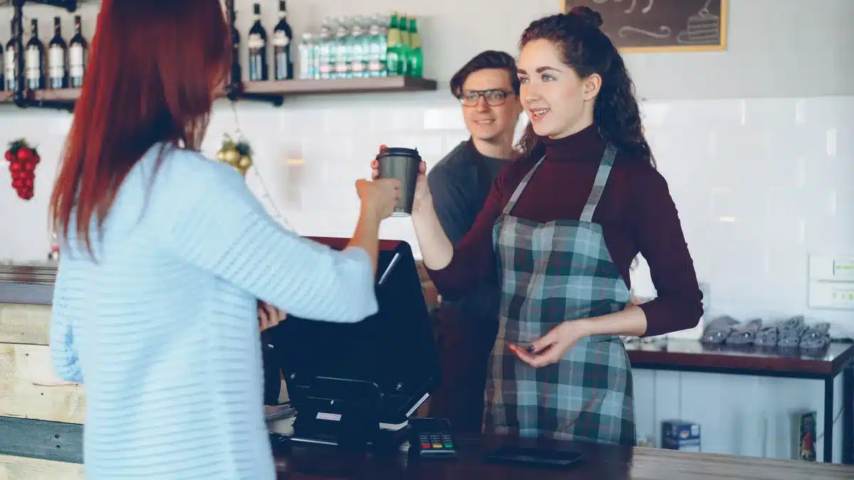 Un client demande poliment un verre d'eau à un serveur dans un café