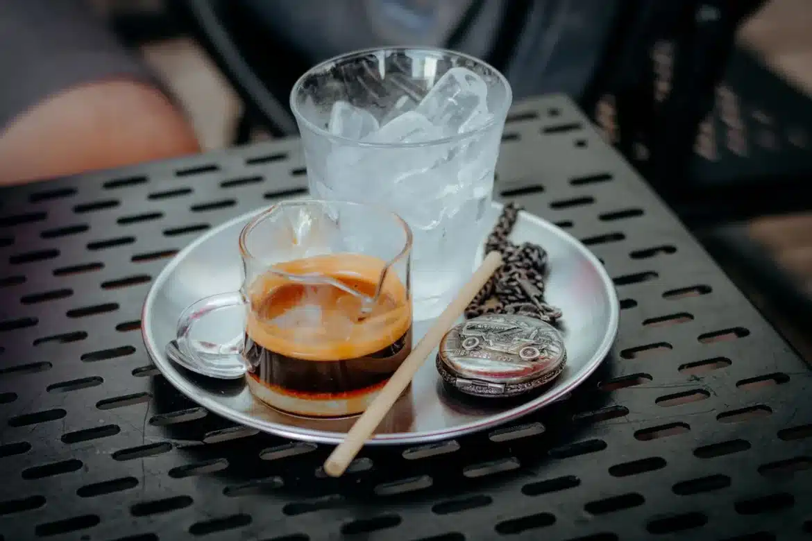 Un verre d'eau froide sur une table de café par temps chaud