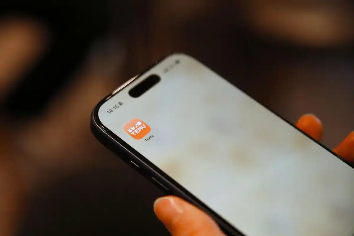 Voyageur réservant un trajet en train sur son smartphone avec la Carte Avantage