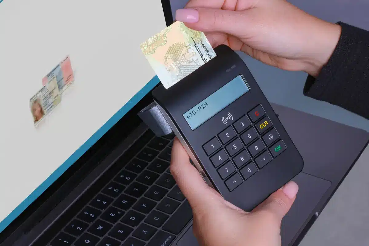 Terminal de paiement sans contact avec symbole de vérification de sécurité