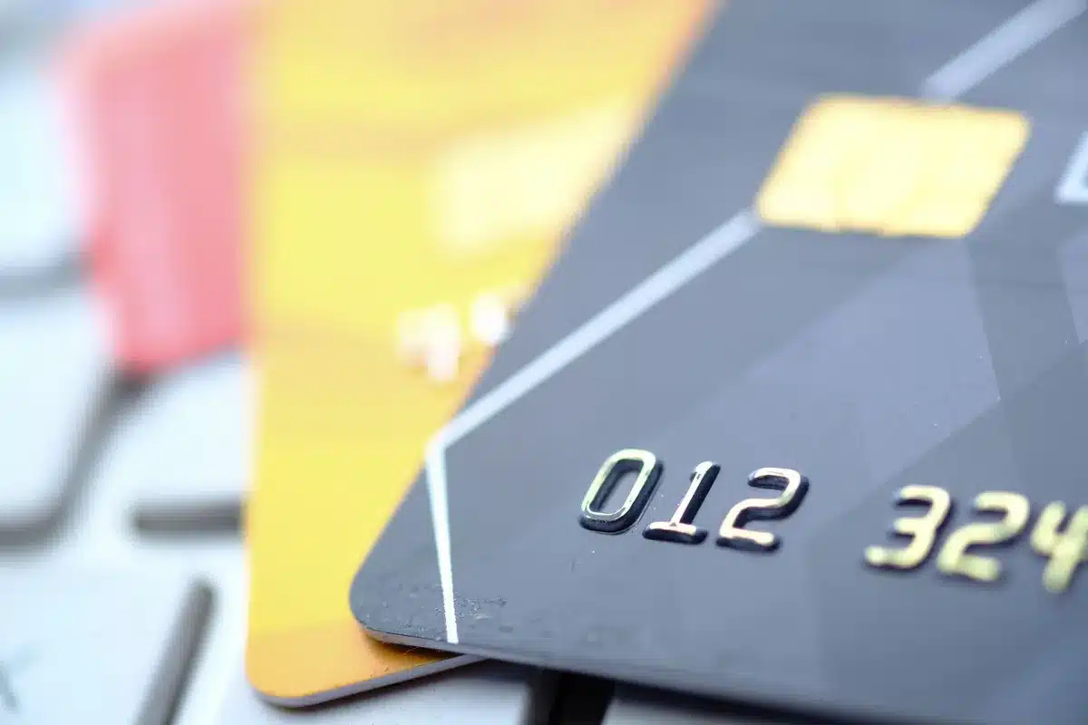 Carte bancaire avec puce et bande magnétique endommagées