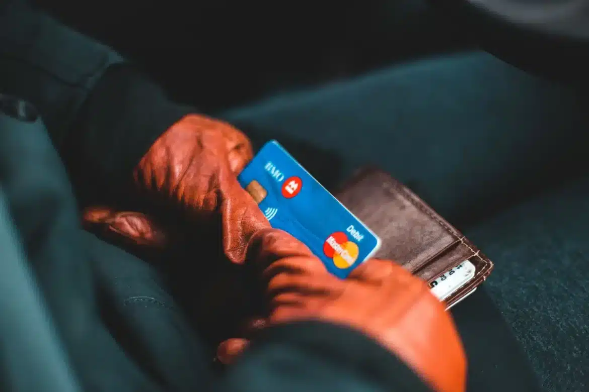 Carte bancaire expirée avec symbole de paiement sans contact et éléments de sécurité