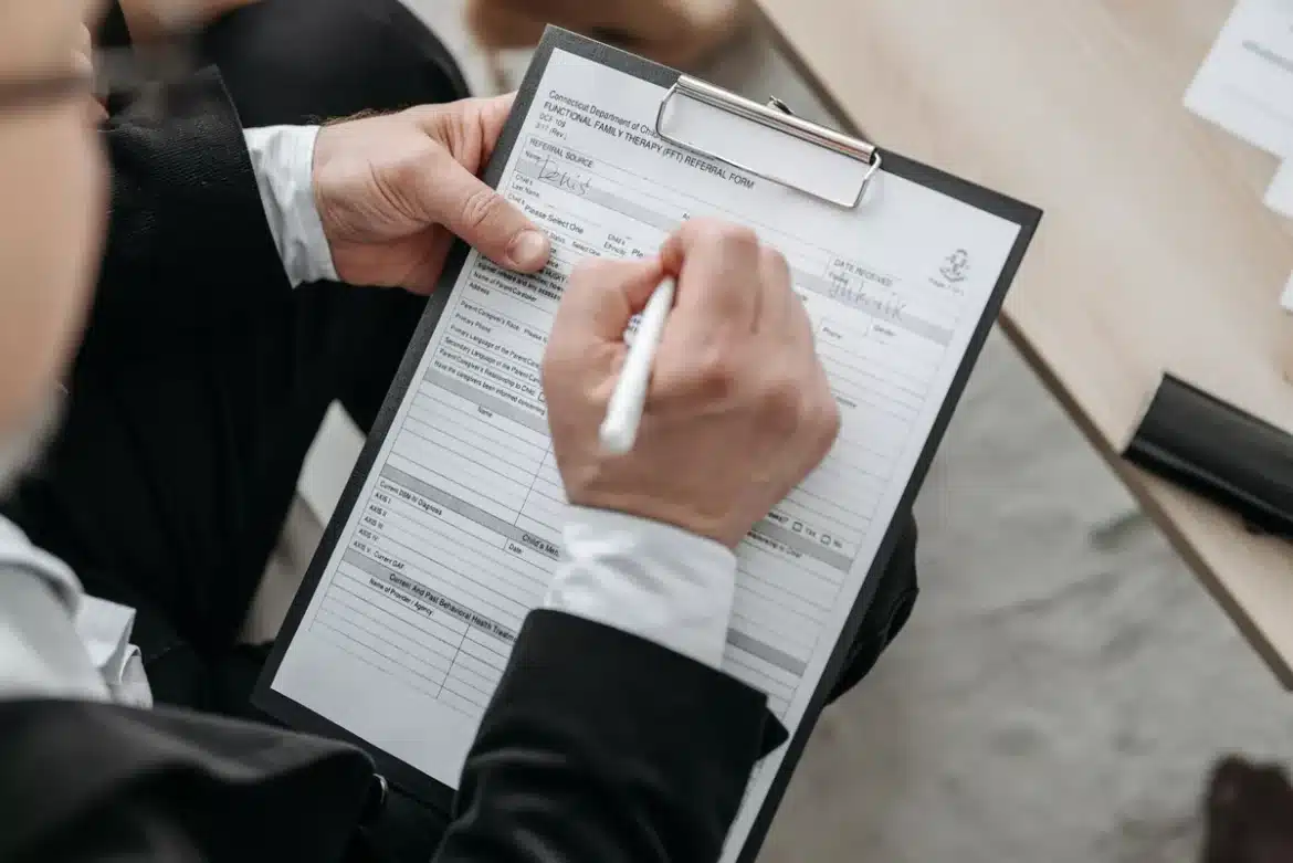 Documents administratifs et signature pour l'établissement de la filiation