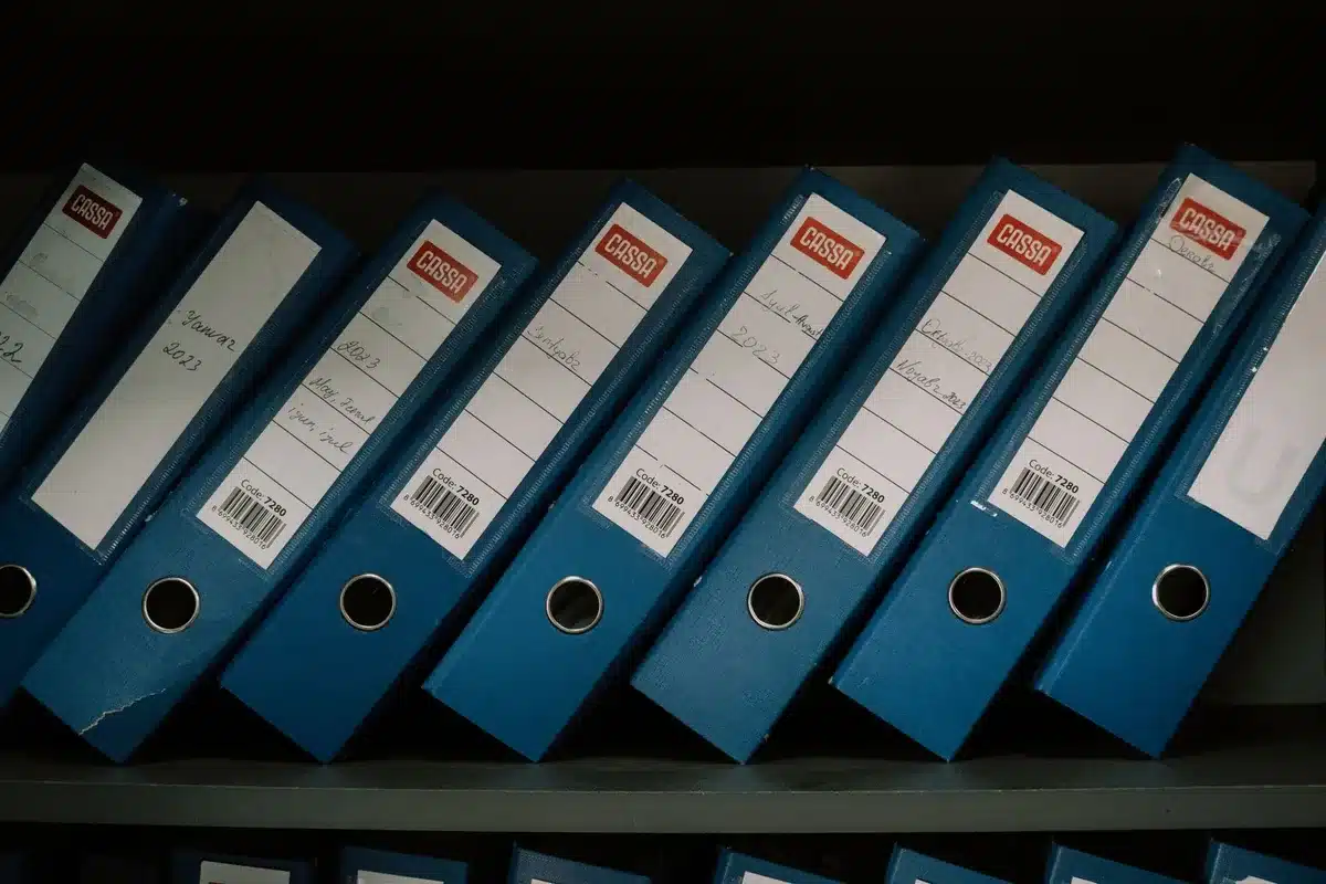 Dossiers classés et registre des délégations, symbolisant la documentation formelle des pouvoirs