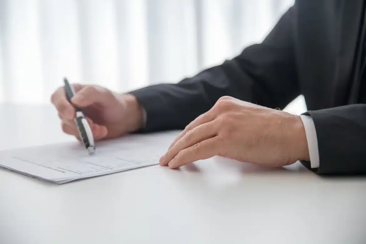 Documents officiels avec stylo et tampon sur un bureau, symbolisant l'autorité de signature et les délégations de pouvoi