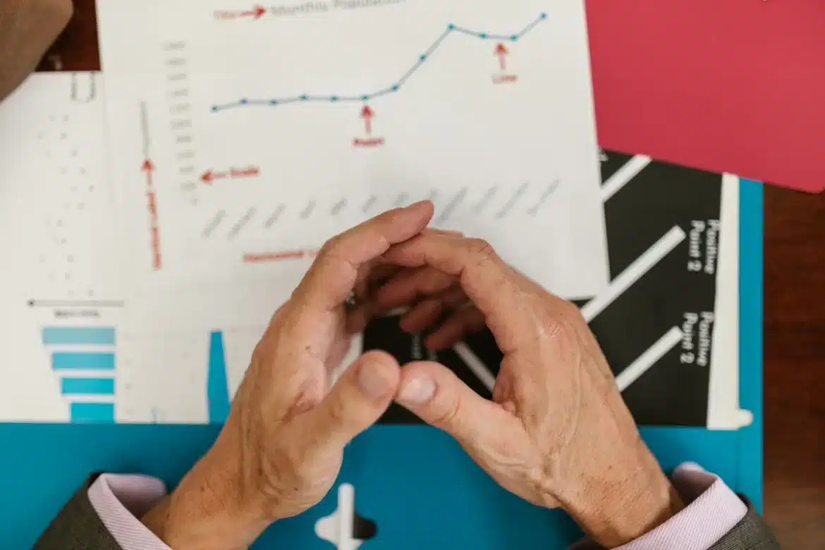 Bureau avec graphiques démographiques, pyramides des âges et données statistiques
