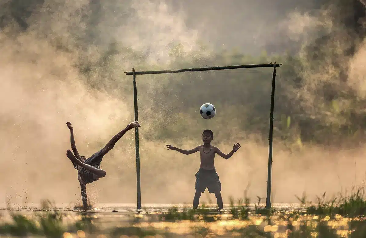 Enfants débutants en séance d'essai gratuite de football en club