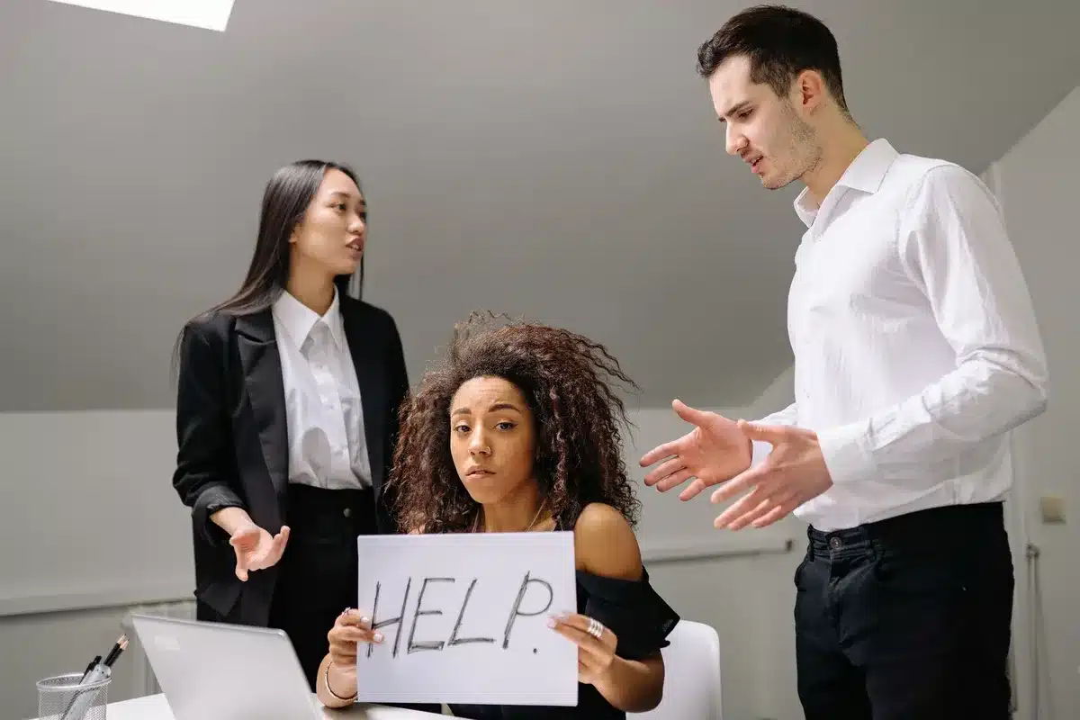 Signes subtils de tension en équipe : baisse d'engagement, communication réduite, isolement professionnel.