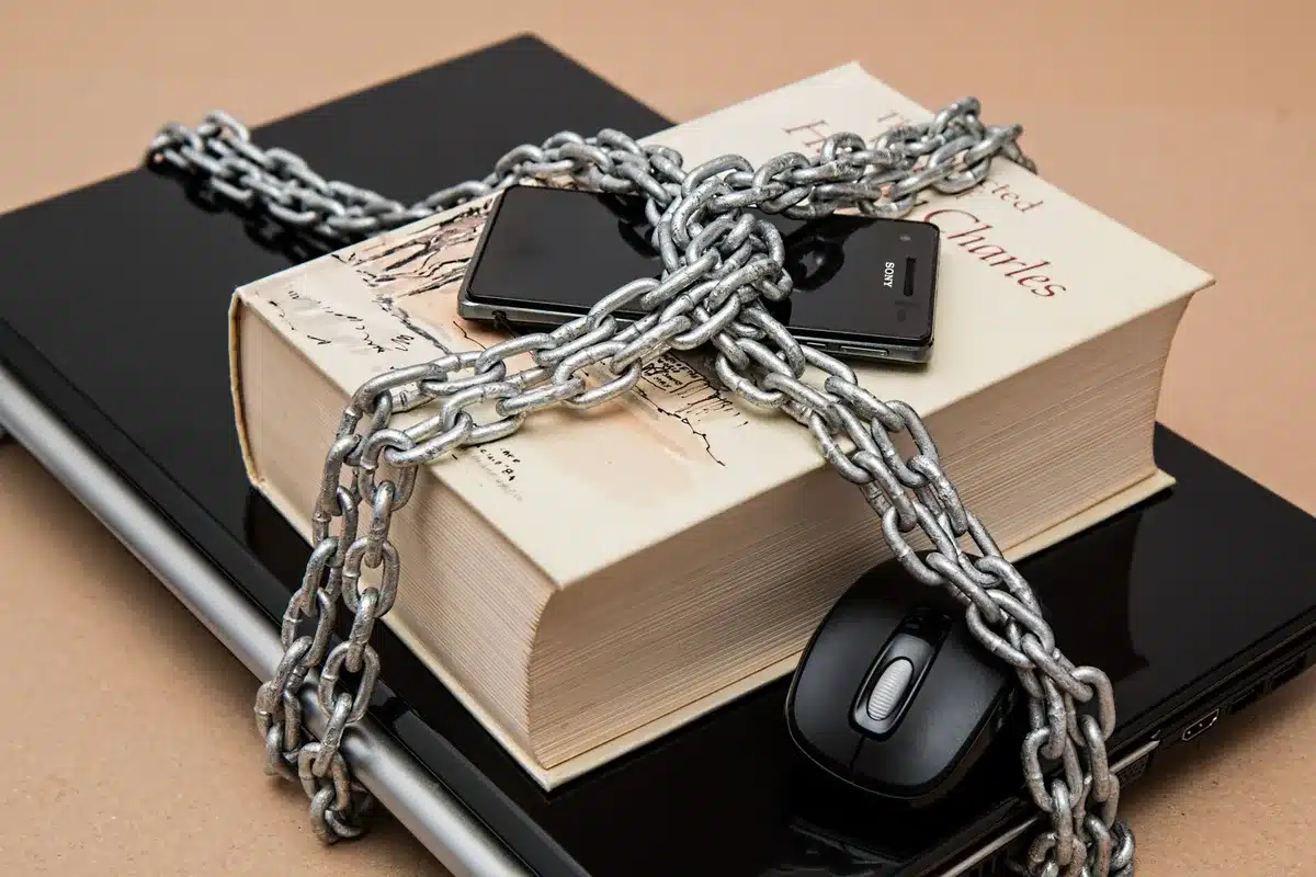 Mesures de sécurité : appareil verrouillé, authentification double, documents sauvegardés et messages archivés
