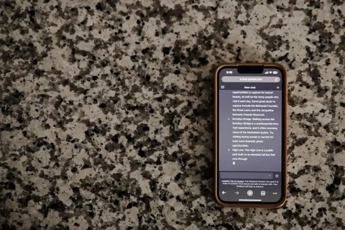 Personne recevant un message menaçant sur son téléphone, environnement sombre, documents éparpillés
