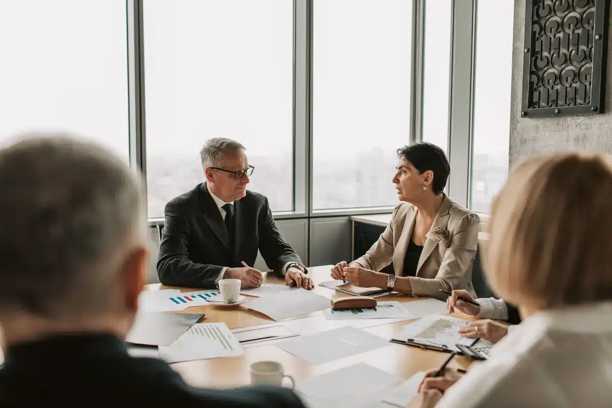 Deux personnes en discussion autour d'une table, symbole de négociation contractuelle