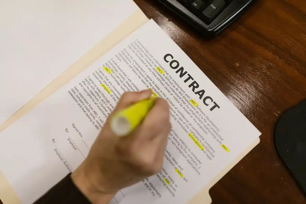 Bureau avec documents de contrat non signés, stylo et calendrier marquant une date limite