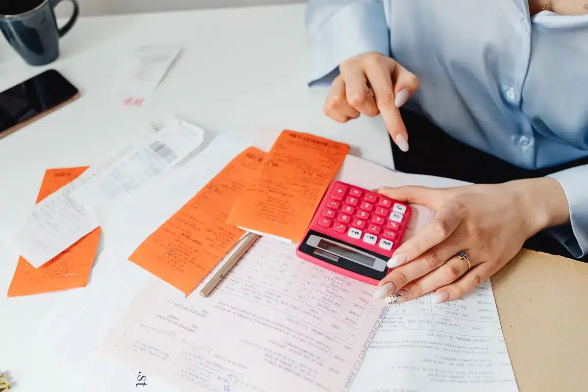 Calculatrice et feuille de calcul montrant les coûts d'assurance santé et les remboursements