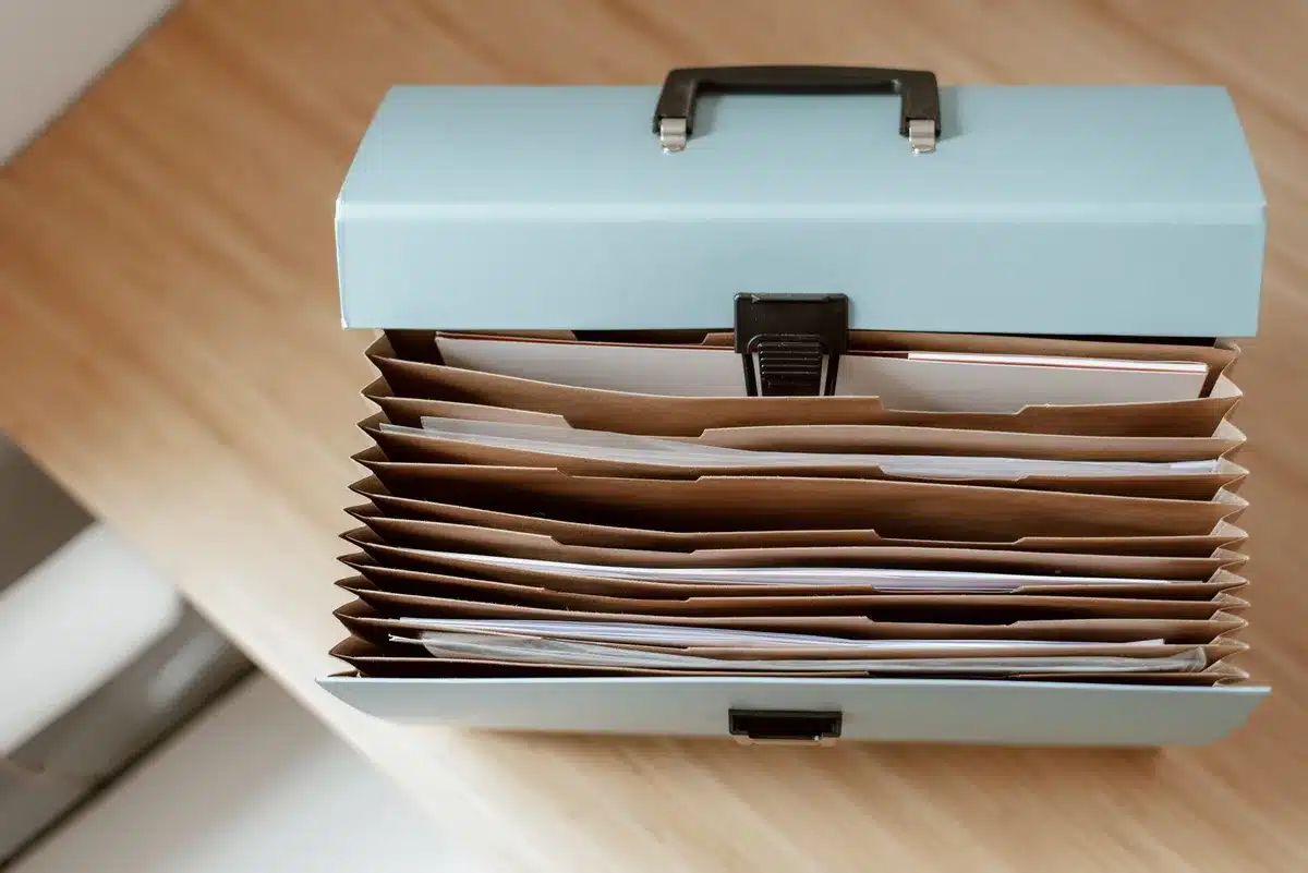 Dossier administratif avec pièce d'identité, certificats médicaux et justificatifs de dépenses organisés