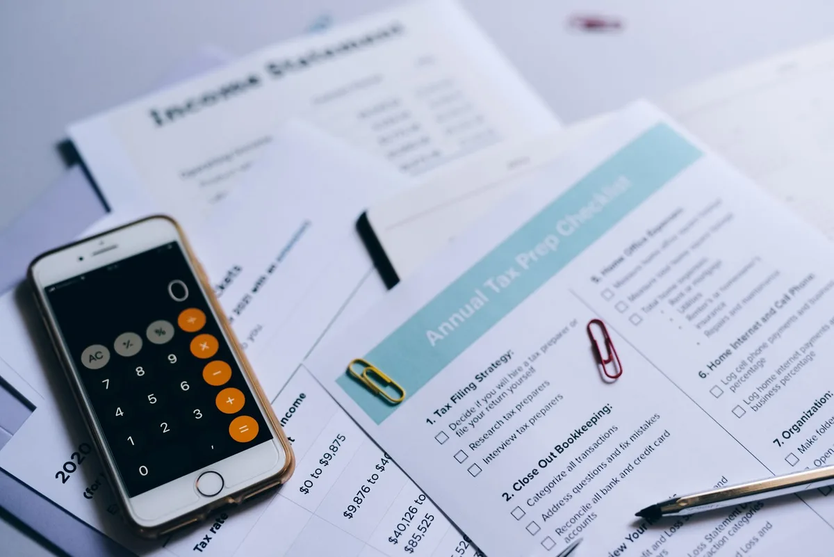 Vérification de documents financiers et prospectus d'investissement avec checklist