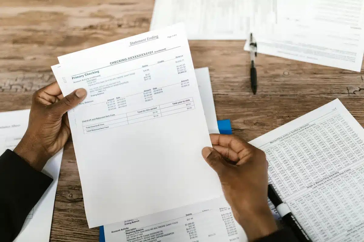 Personne consultant des documents d'assurance maladie pour vérifier son reste à charge annuel