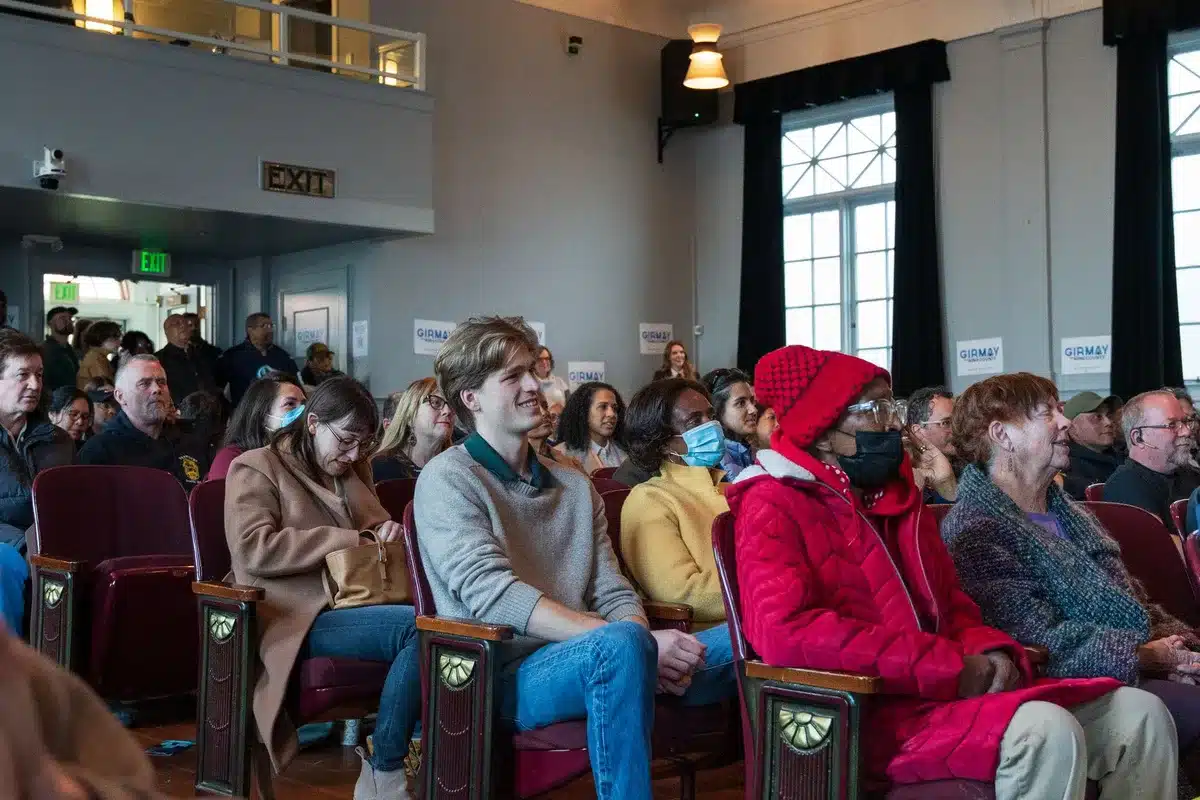 Habitants participant à une réunion publique ou séance du conseil municipal