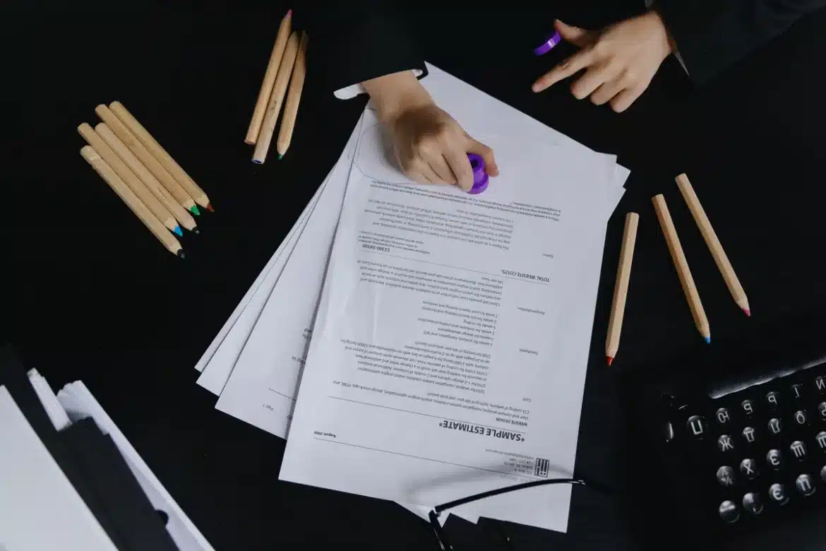 Document d'héritage et enveloppe scellée sur un bureau en bois avec lunettes et stylo