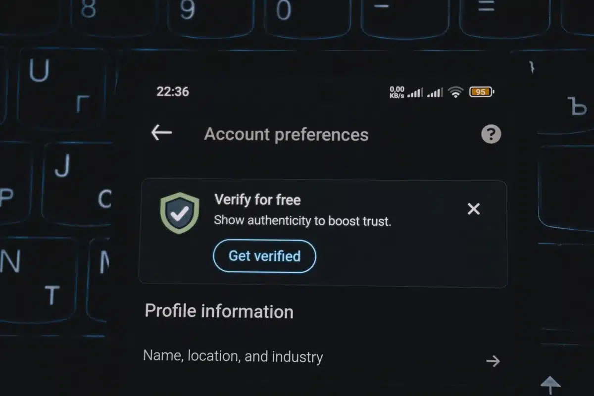 Formulaire d'ouverture de compte dans une application bancaire mobile avec champs d'identité