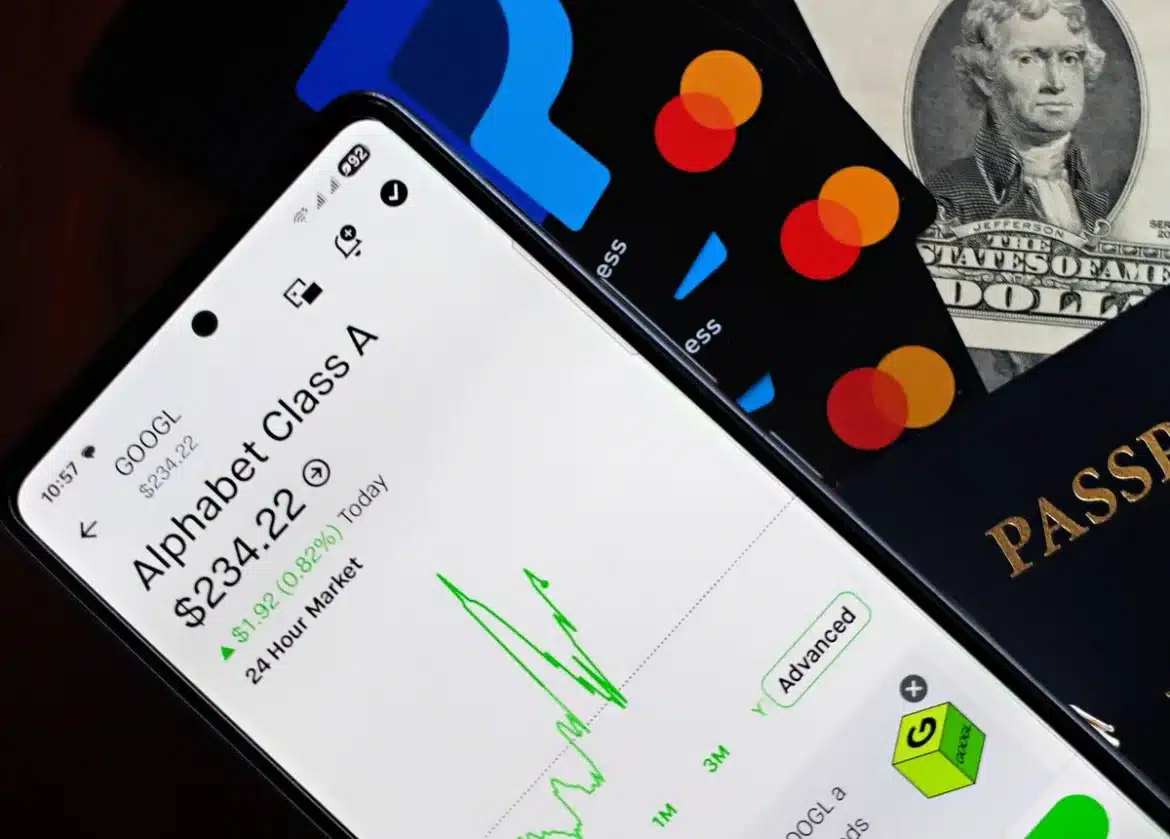 Smartphone affichant une application bancaire avec interface de dépôt et icône de compte épargne