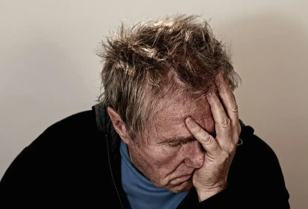 Signes visibles de fatigue et d'épuisement chez une personne au travail.