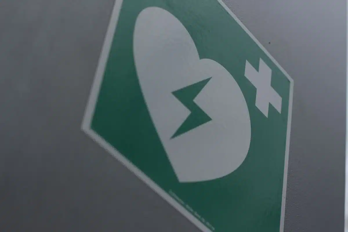 Défibrillateur automatisé externe installé dans un lieu public avec signalétique claire et visible