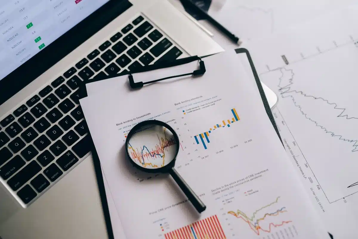Comparaison des frais et coûts de gestion d'enveloppes d'investissement sur papier