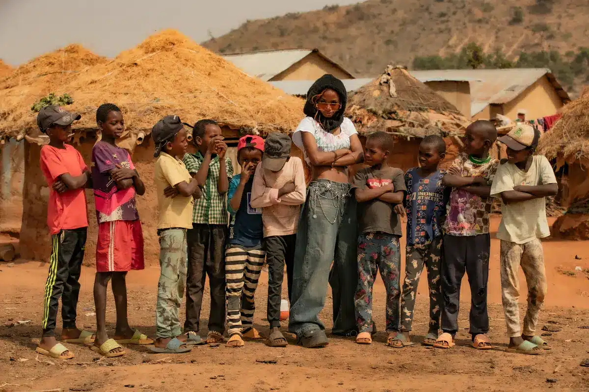 Groupe de personnes réunies dans une petite communauté, échange social.