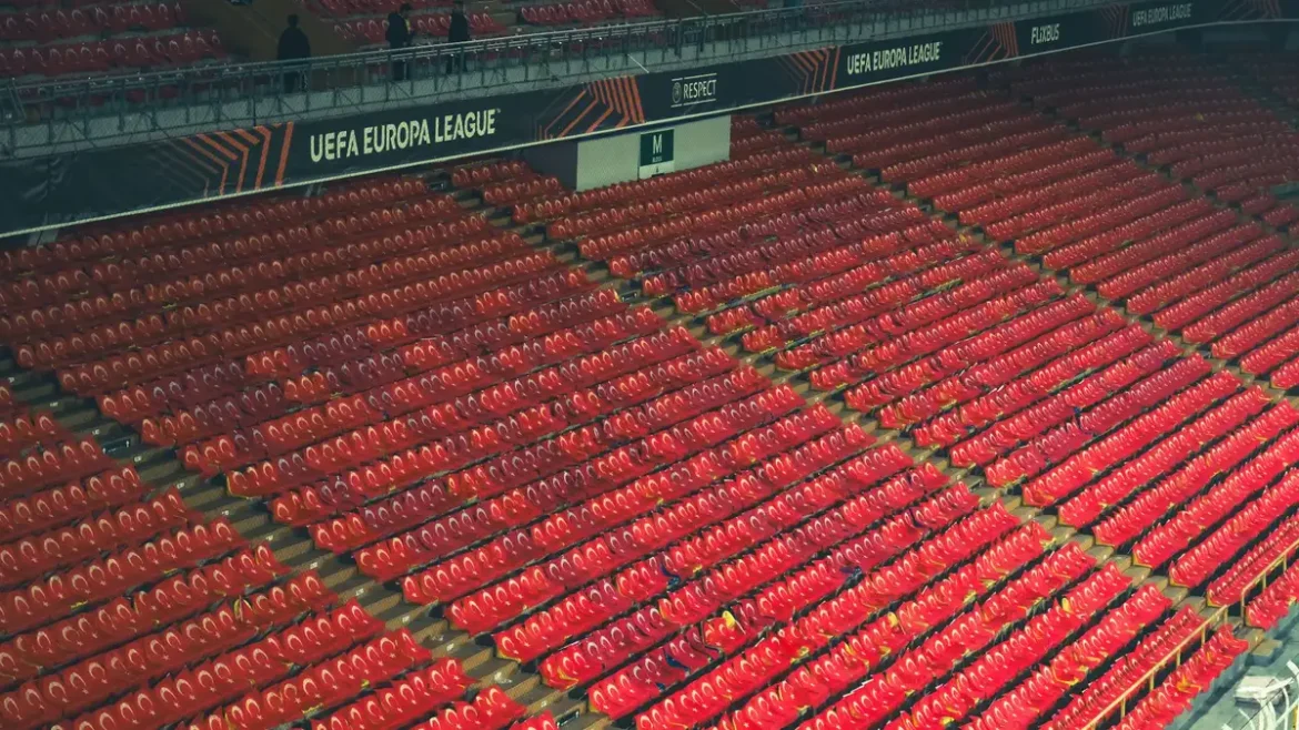 Des supporters anonymes dans les gradins d'un stade consultent les tarifs d'abonnement