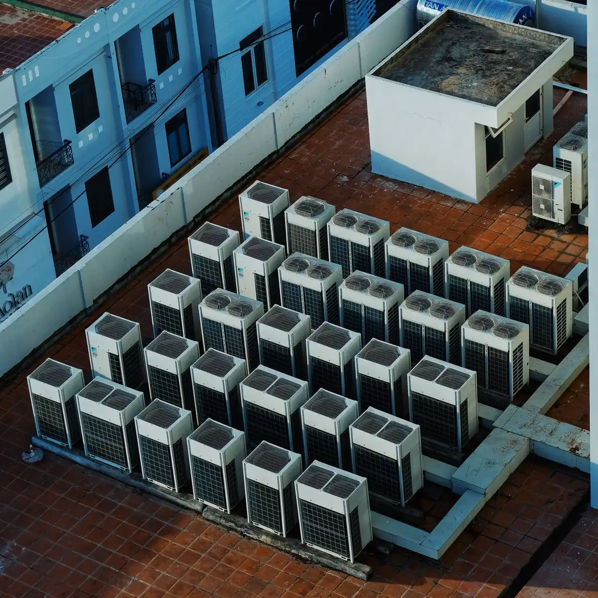 Unité de climatisation discrètement intégrée en toiture d'immeuble