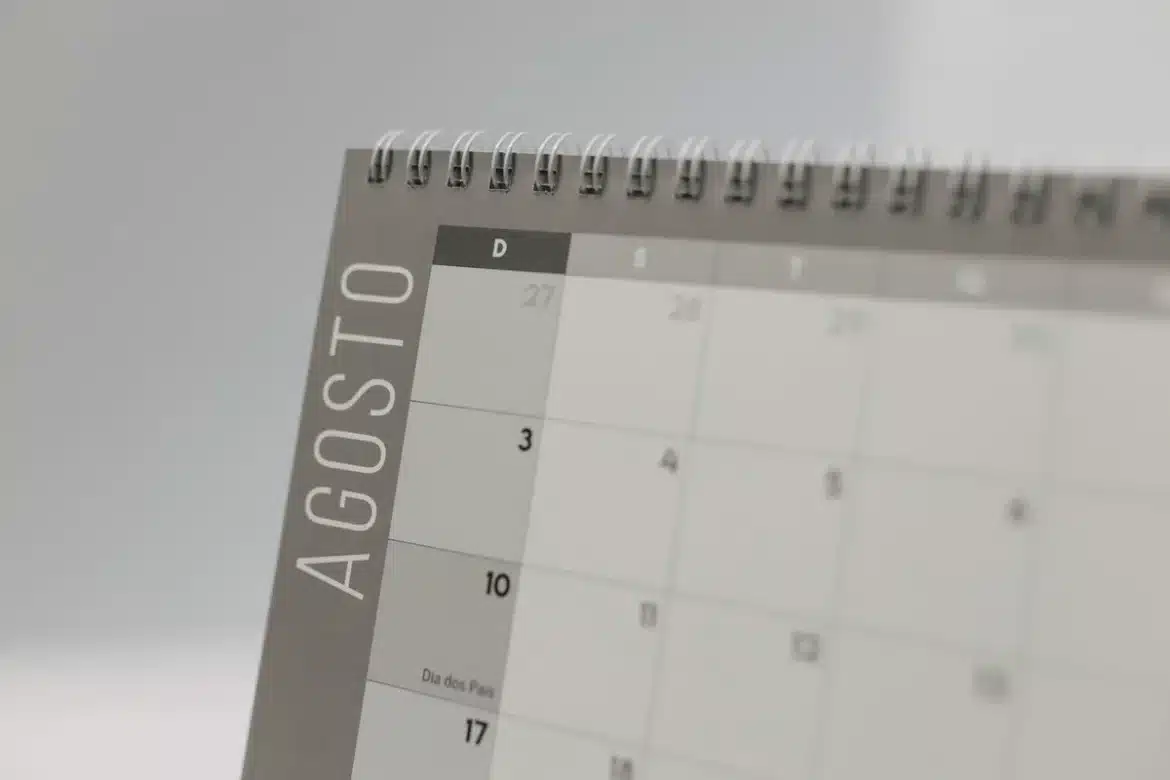 Bureau avec calendrier, dossiers d'audit et stylo symbolisant la rotation obligatoire des commissaires aux comptes