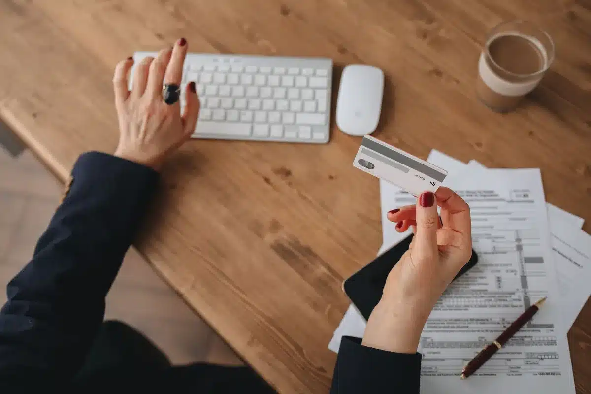 Employé de banque traitant un avis de saisie administrative
