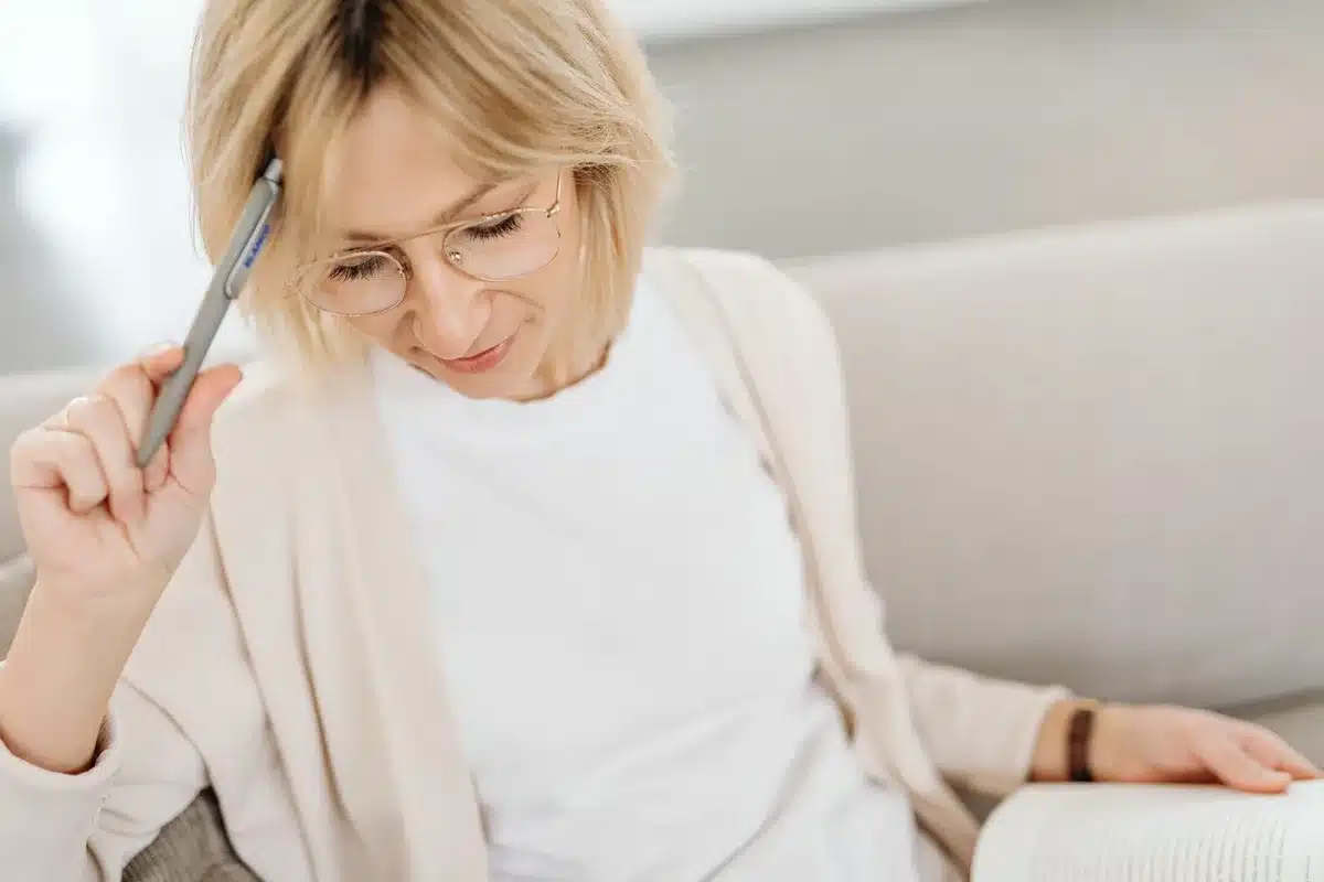 Personne âgée engagée dans une conversation thérapeutique constructive