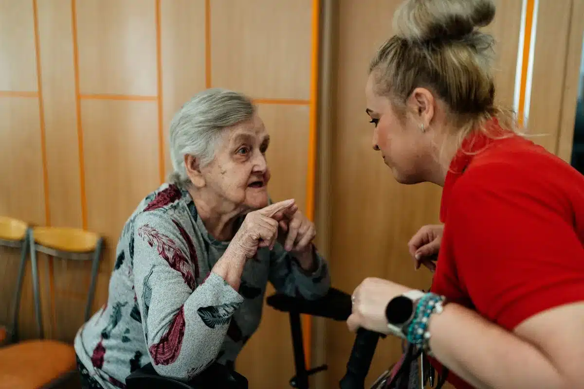 Dialogue bienveillant entre un professionnel et une personne âgée
