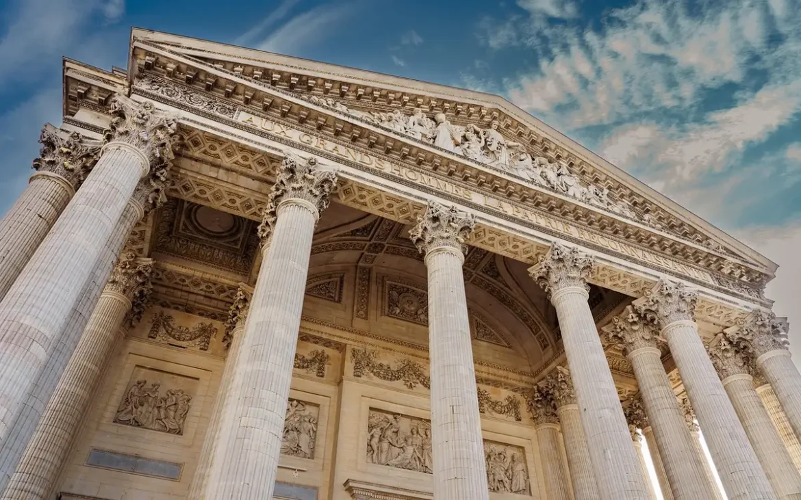 Consultation juridique dans une mairie avec des habitants et un professionnel du droit